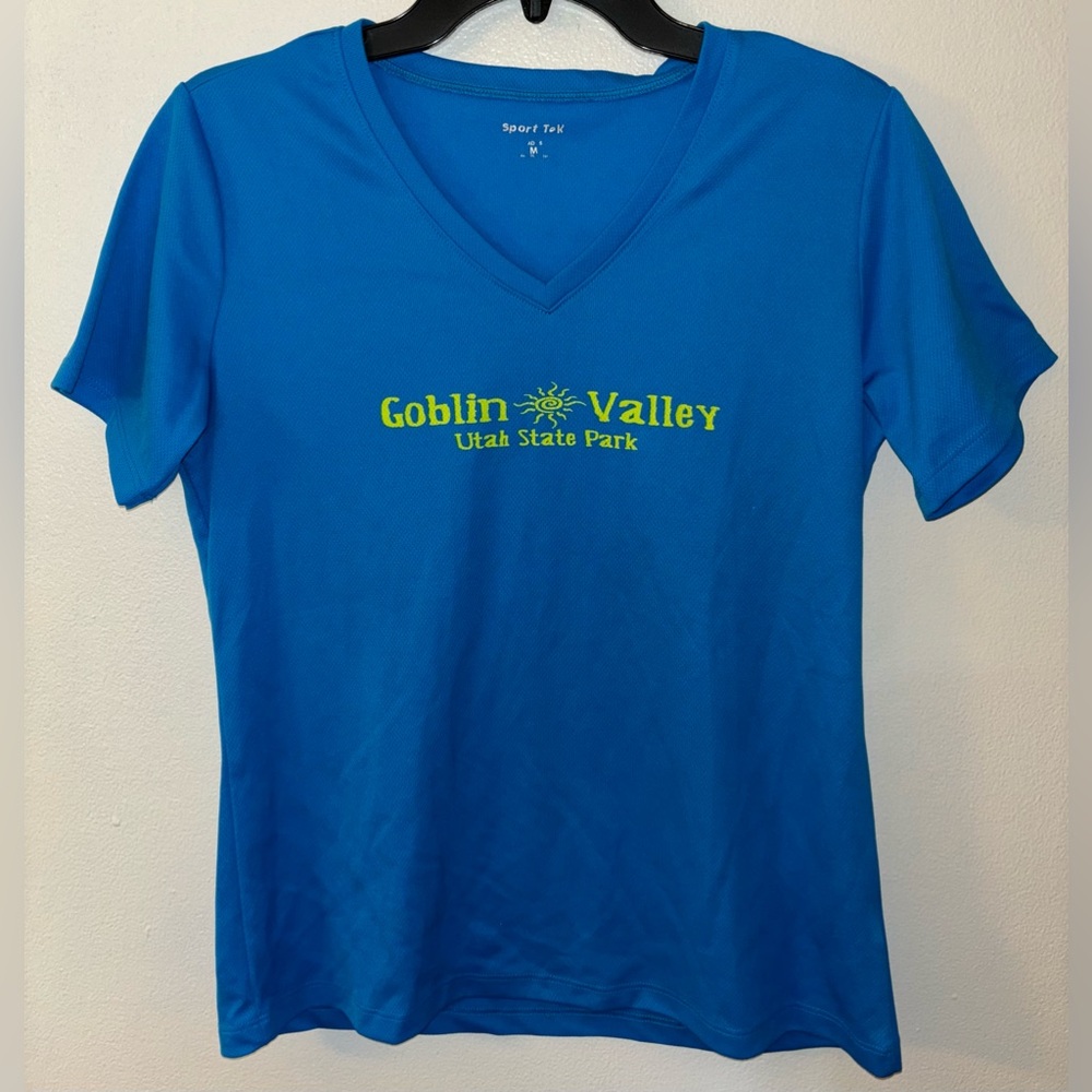 Goblin Valley Utah State Park Men’s Size Medium M T-shirt V- Neck Short Sleeve